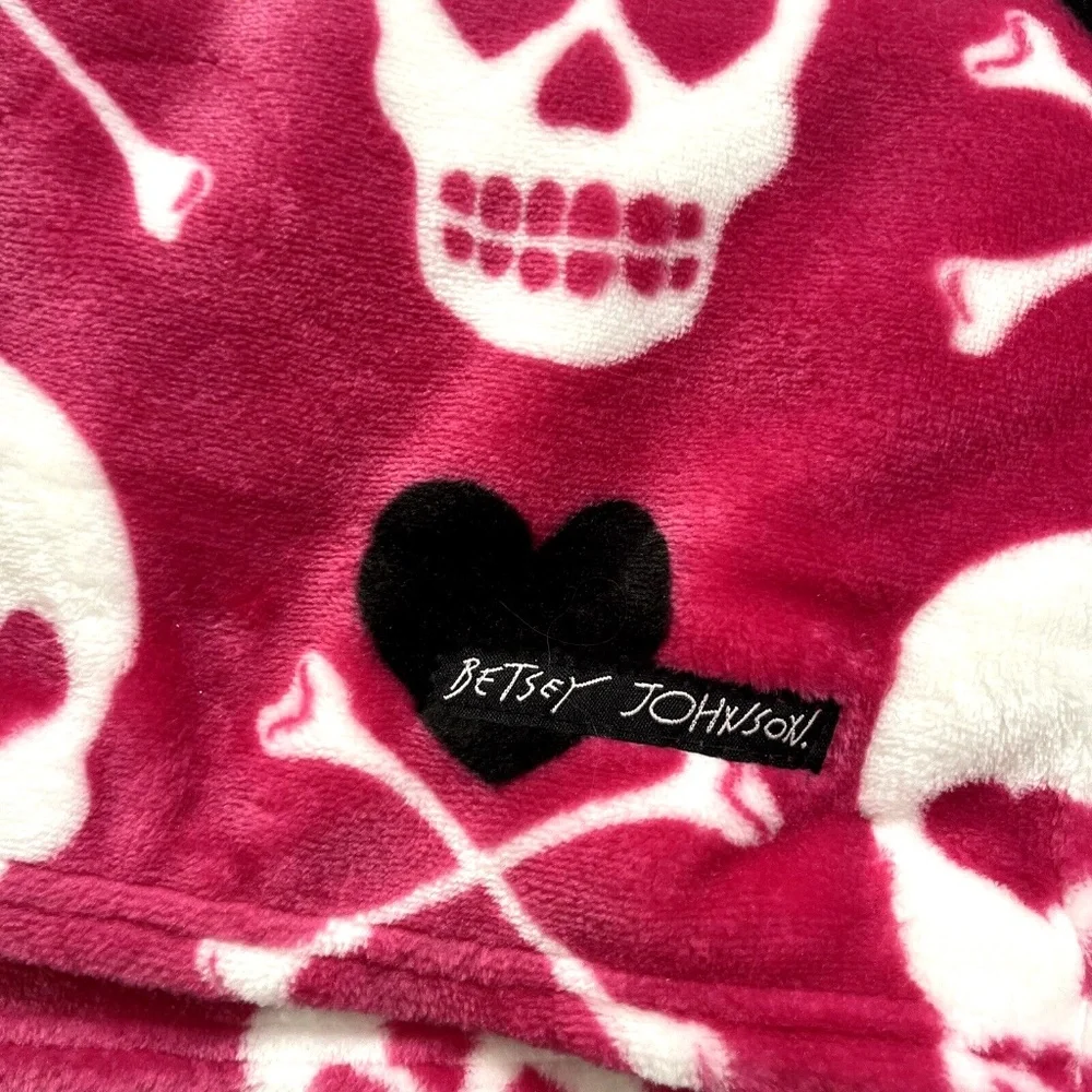 Betsey Johnson Plush Throw Blanket Pink Skull Hearts 50x70 Ultra Soft NWT